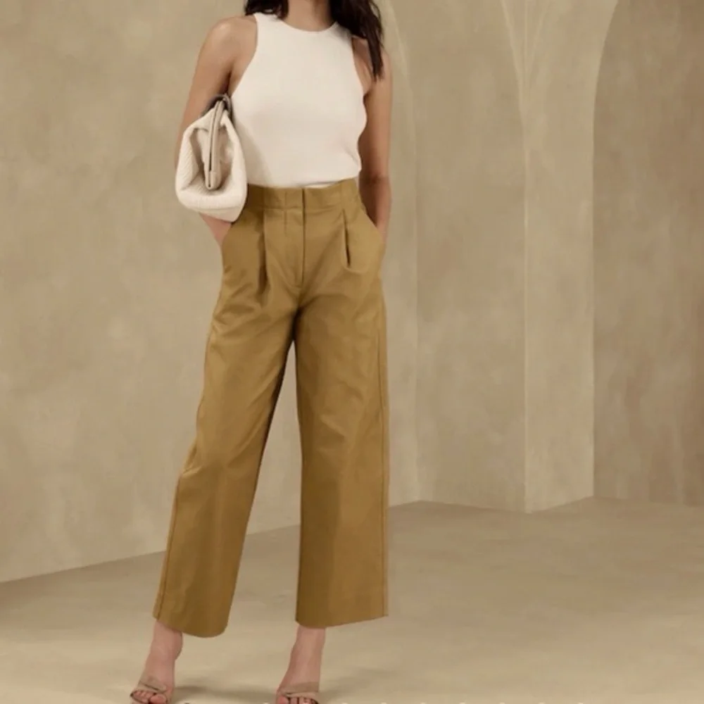Banana Republic Cropped Wide-Leg Pants in Olive - Picture 1 of 10